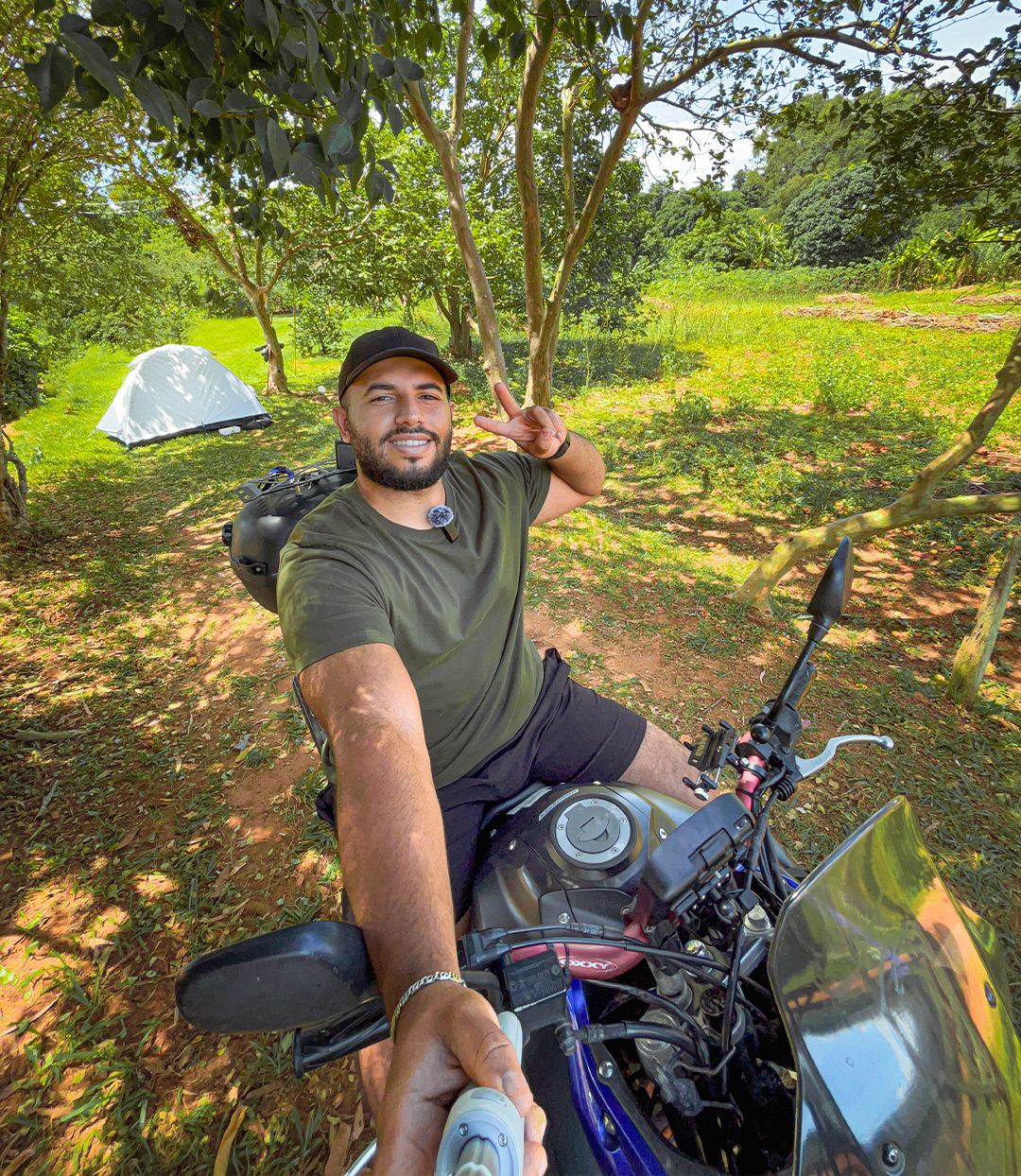 Miguel e Isabel acampados em uma viagem de moto